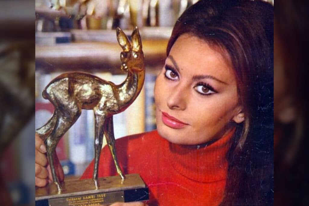 Sophia Loren recebendo o prêmio Bambi Awards