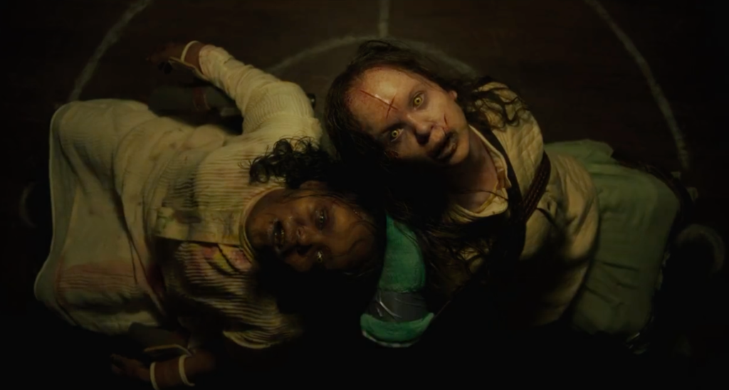 Cena do trailer de O Exorcista: O Devoto.