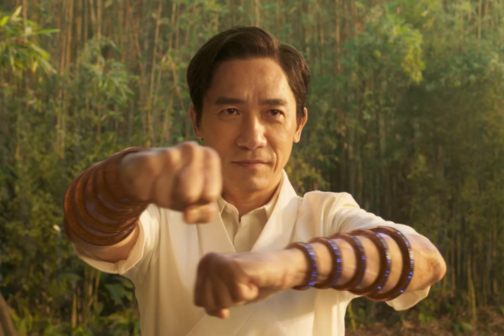 Tony Leung em cena de Shang-Chi e a Lenda dos Dez Anéis (2021). Divulgação Marvel Studios.