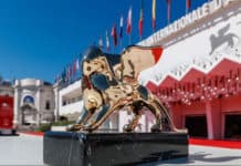 Imagem do Palácio do Cinema de Veneza com o Leão de Ouro à frente. Divulgação.