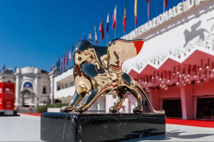 Imagem do Palácio do Cinema de Veneza com o Leão de Ouro à frente. Divulgação.
