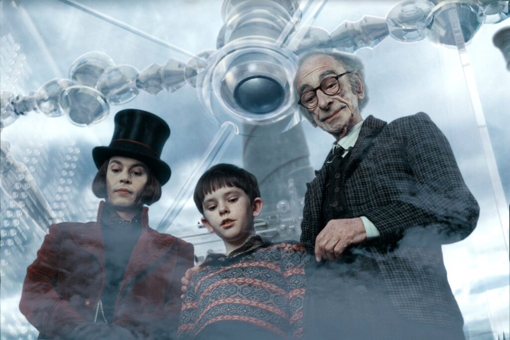 Willy Wonka, Charlie e seu avô Joe dentro do elevador de vidro em A Fantástica Fábrica de Chocolate (2005).