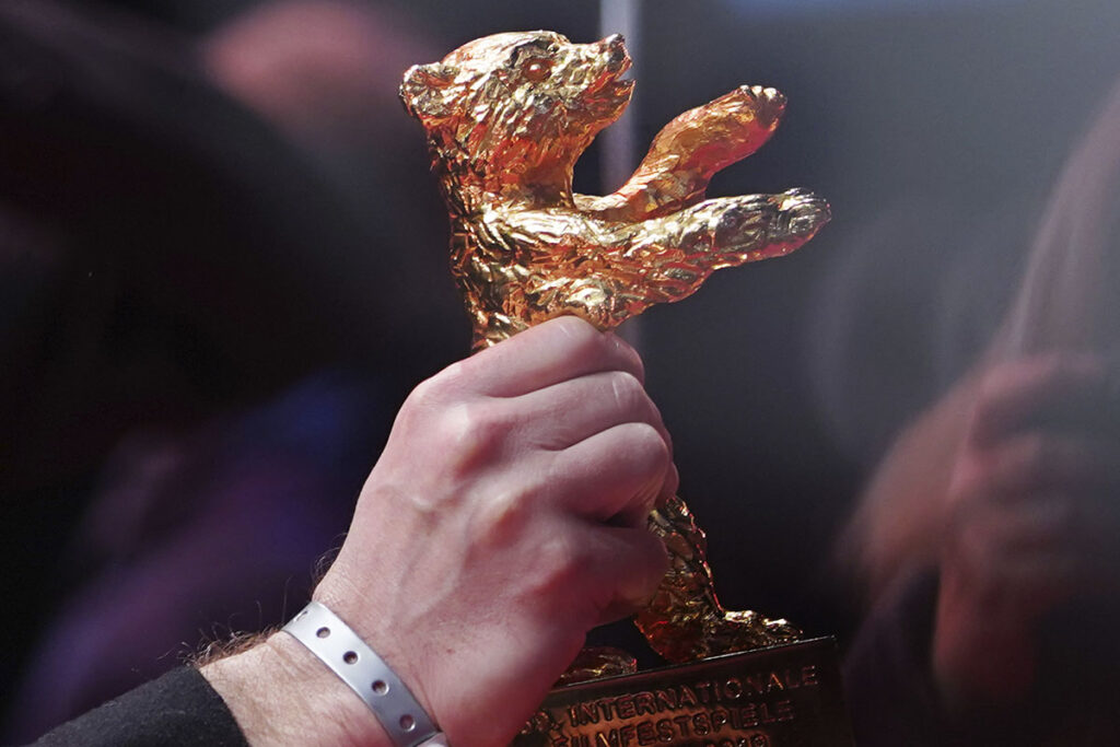 o Urso de Ouro de Melhor Filme por "Sinônimos" durante o 69th Berlinale Film Festival em Berlim, Alemanha