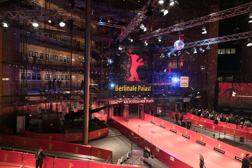 Berlinale - Festival Internacional de Cinema de Berlim, as pessoas estão esperando pelas estrelas no tapete vermelho em Potsdamer Platz