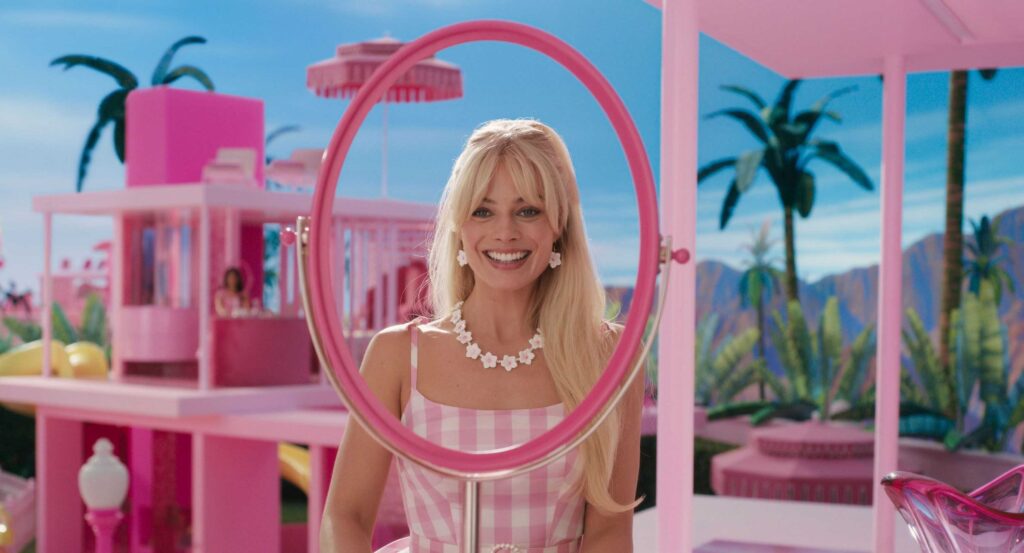Cena de Barbie (2023). Divulgação Warner Bros. Pictures.