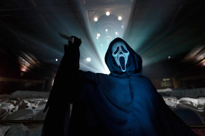 Ghostface, principal personagem da franquia Pânico. Divulgação Spyglass Media Group e Paramount Pictures.