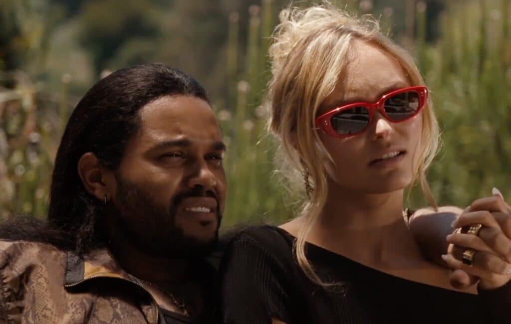 The Weeknd e Lily-Rose Depp em cena de The Idol. Divulgação HBO.