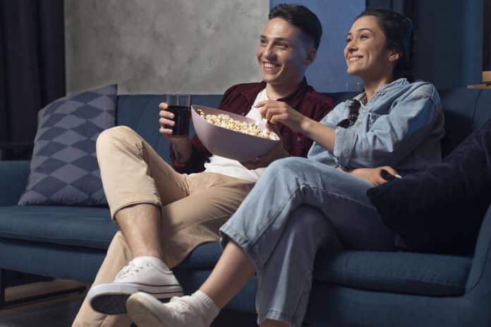 casal assistindo os maiores lançamentos de outubro da Netflix