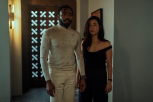 Donald Glover e Maya Erskine em Sr. e Sra. Smith