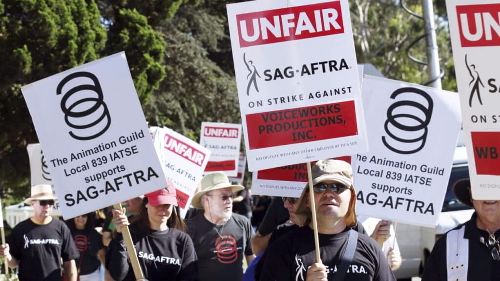 Atores da indústria do videogame protestam em frente a Warner Bros. Studios in Burbank, Califórnia, em 3 de novembro de 2016, durante a greve que durou quase 1 ano. Foto de AP/REX/Shutterstock (9080385a)