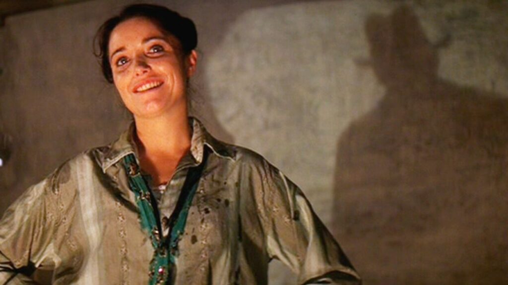 A icônica personagem Marion Ravenwood (Karen Allen) em cena de Os Caçadores da Arca Perdida (1981). Cortesia Paramount Pictures.