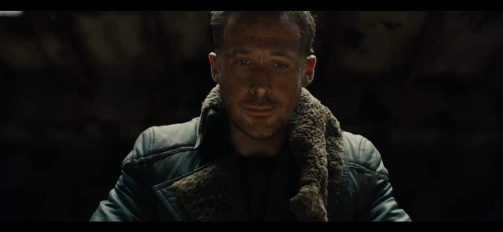 Ryan Gosling interpretando agente K, protagonista do filme
