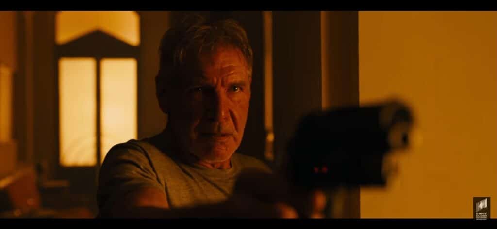 Harrison Ford interpretando policial Rick Deckard