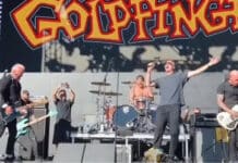 Tony Hawk canta música de Pro Skater com a banda Goldfinger