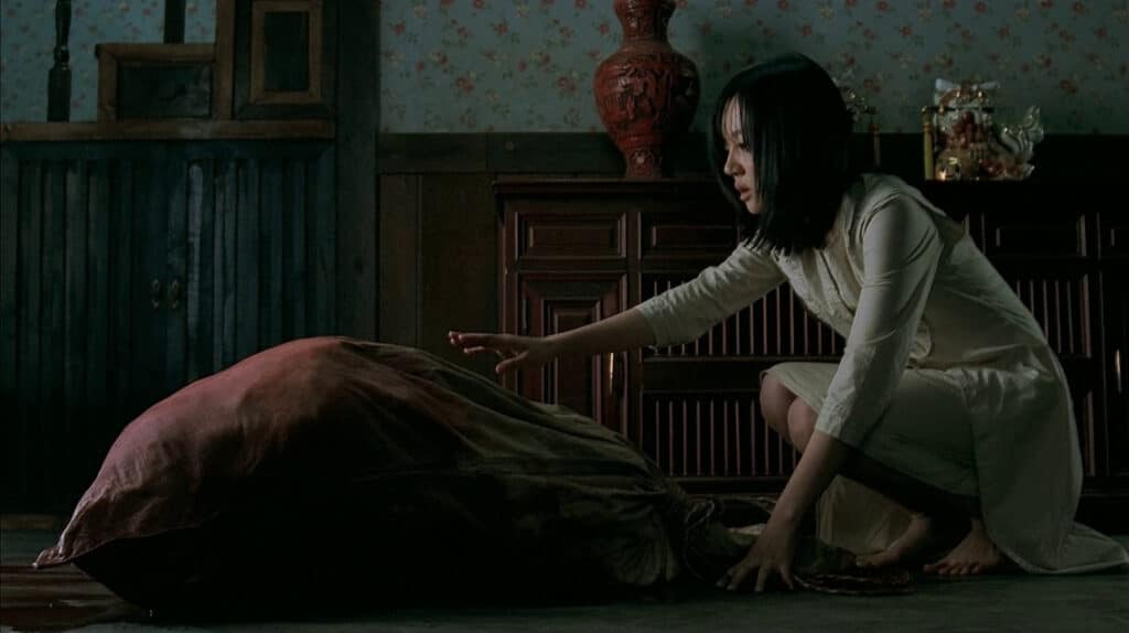 Im Soo-jung em cena de Medo (2003). Distribuição: Cineclick Asia e Big Blue Film.