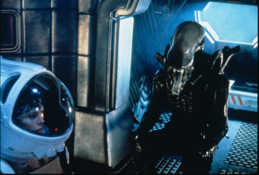 Sigourney Weaver e Bolaji Badejo em cena de Alien (1979). Distribuição: 20th Century Fox.