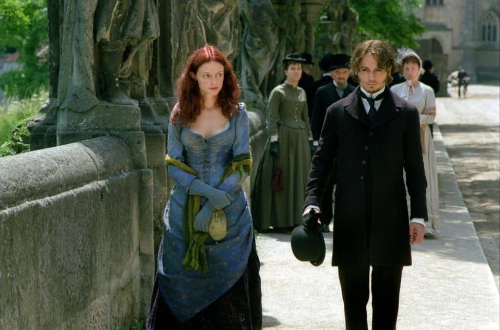 Johnny Depp e Heather Graham em cena de Do Inferno (2001). Distribuição: 20th Century Fox.