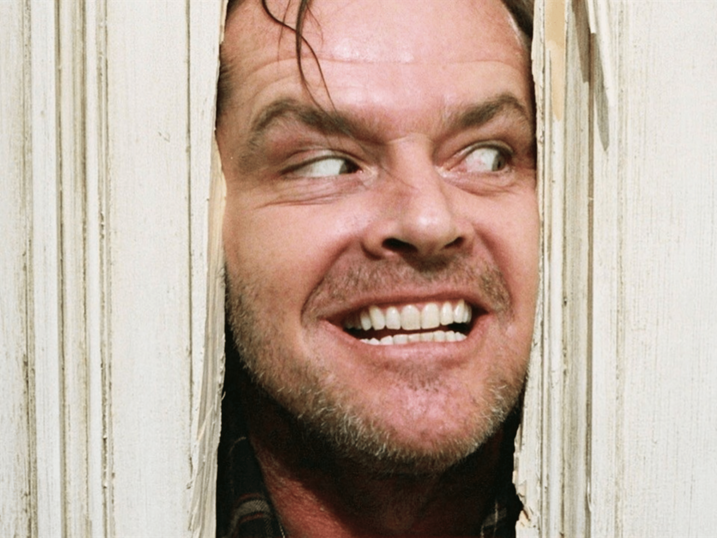 Jack Nicholson em cena clássica de O Iluminado (1980). Distribuição: Warner Bros.