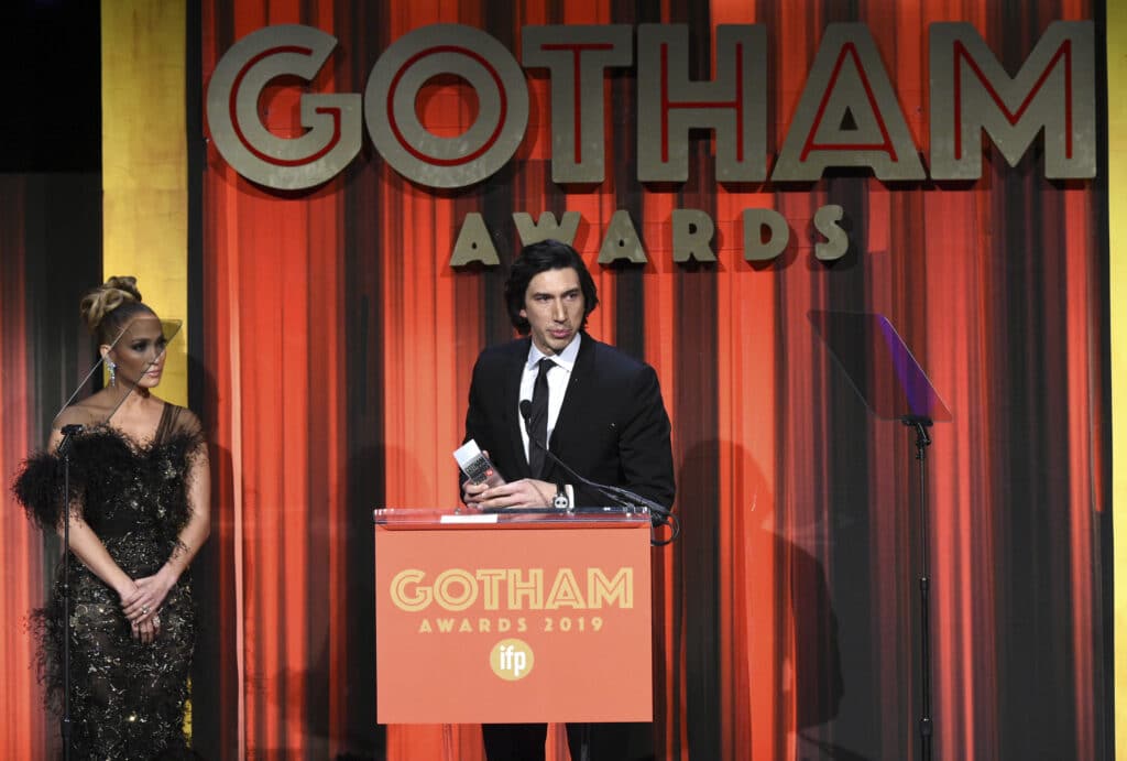 Adam Driver e Jennifer Lopez durante a cerimônia de premiação do Gotham Awards 2019. Créditos: Evan Agostini/Invision/AP