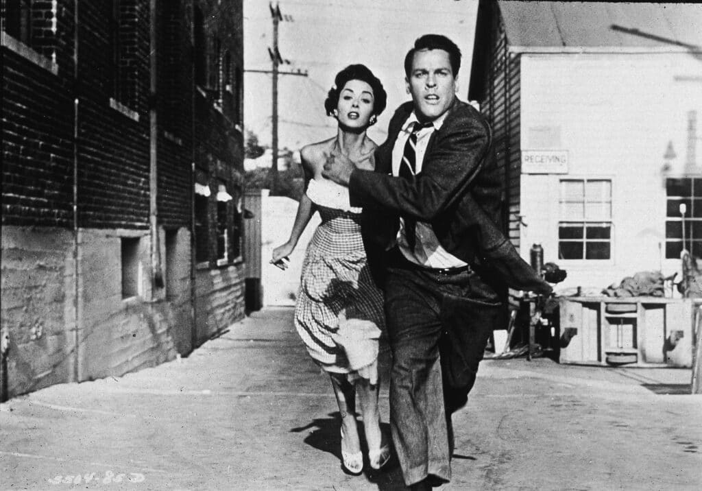 Kevin McCarthy e Dana Wynter em cena de Vampiros de Almas (1956). Distribuição: Allied Artists Pictures.