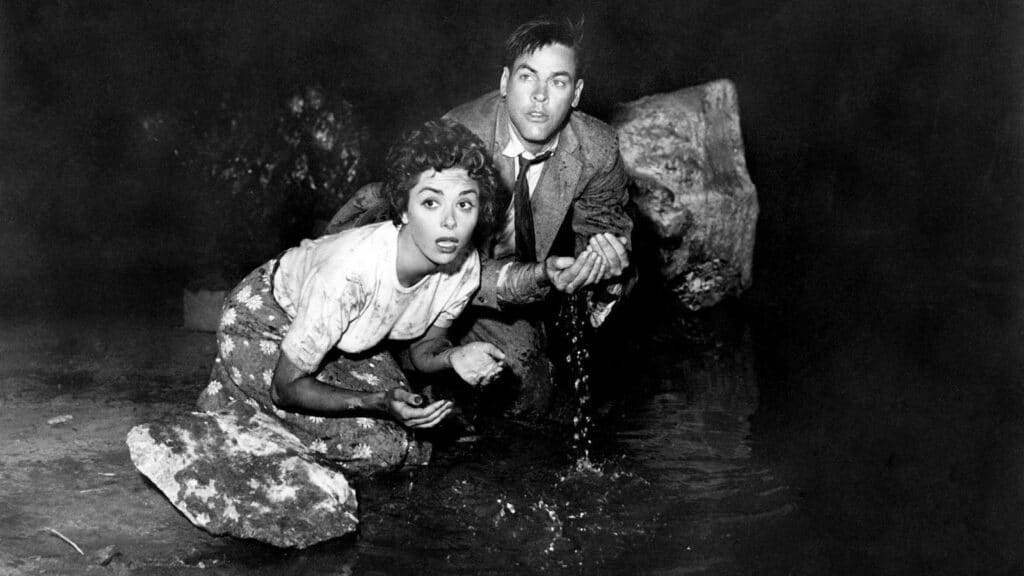 Kevin McCarthy e Dana Wynter em cena de Vampiros de Almas (1956). Distribuição: Allied Artists Pictures.