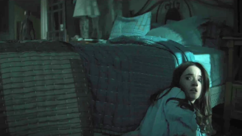 Kaitlyn Dever em cena de Ninguém Vai Te Salvar (2023). Créditos: Hulu e 20th Century Studios.