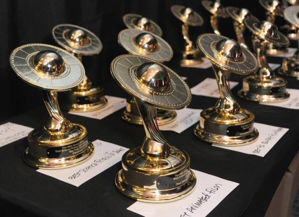 Os troféus entregues durante a cerimônia de premiação dos Saturn Awards. Créditos: Albert L. Ortega/Getty Images for ABA