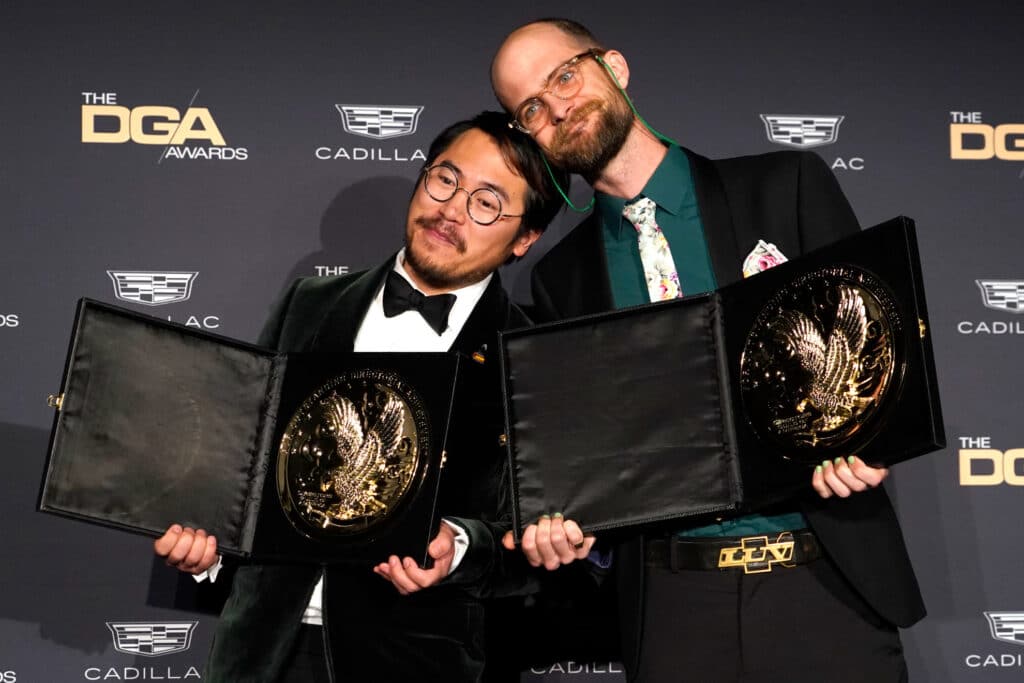 Daniel Scheinert e Daniel Kwan após vencerem o DGA Awards por Tudo em Todo Lugar ao Mesmo Tempo. A premiação reconhece os melhores trabalhos de direção do ano. Créditos: LAPRESSE.