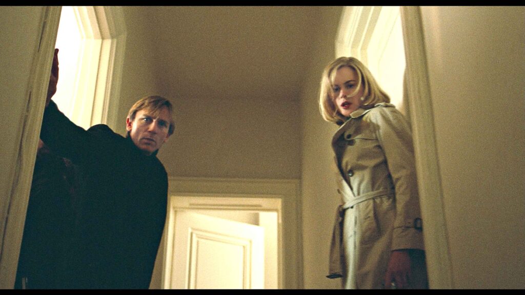 Nicole Kidman e Daniel Craig em cena de Invasores (2007). Distribuição: Warner Bros. Pictures.