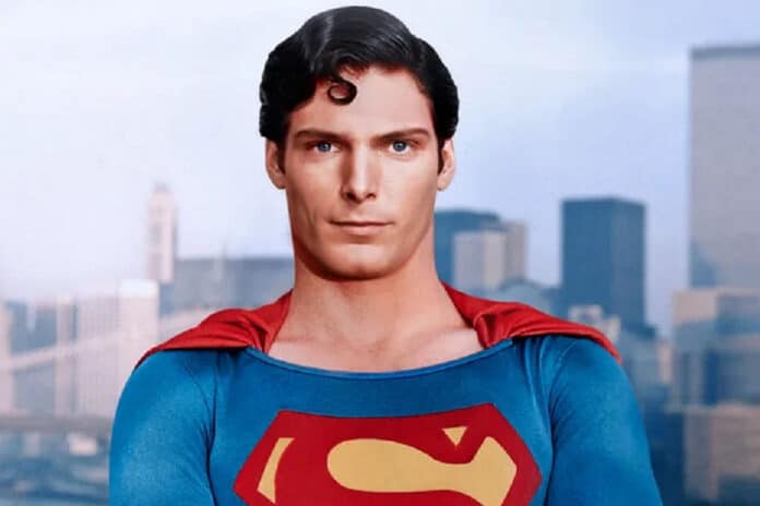 Christopher Reeve interpretando o personagem Superman