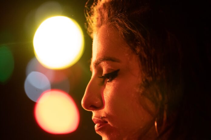 Marisa Abela como Amy Winehouse em foto de Back to Black