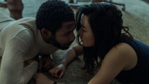 Donald Glover e Maya Erskine em Sr. e Sra. Smith