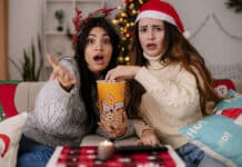Duas mulheres assitindo filmes de natal