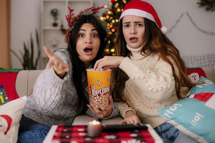 Duas mulheres assitindo filmes de natal