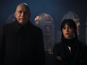 Fred Armisen como Tio Fester e Jenna Ortega como Wandinha em Wandinha. Créditos: Netflix.