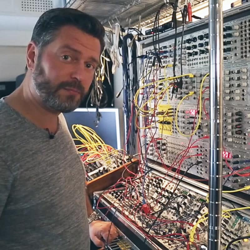 Petri Alanko compositor da trilha sonora de Quantum-Break em seu laboratório