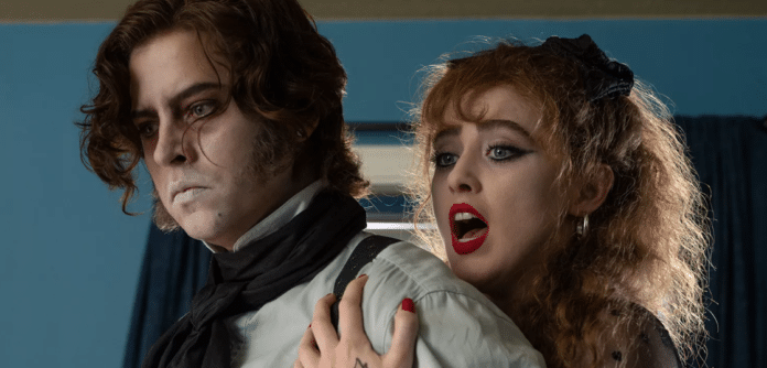 Cole Sprouse e Kathryn Newton em Lisa Frankenstein