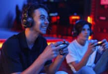 Homens jogando os 10 jogos para jogar online