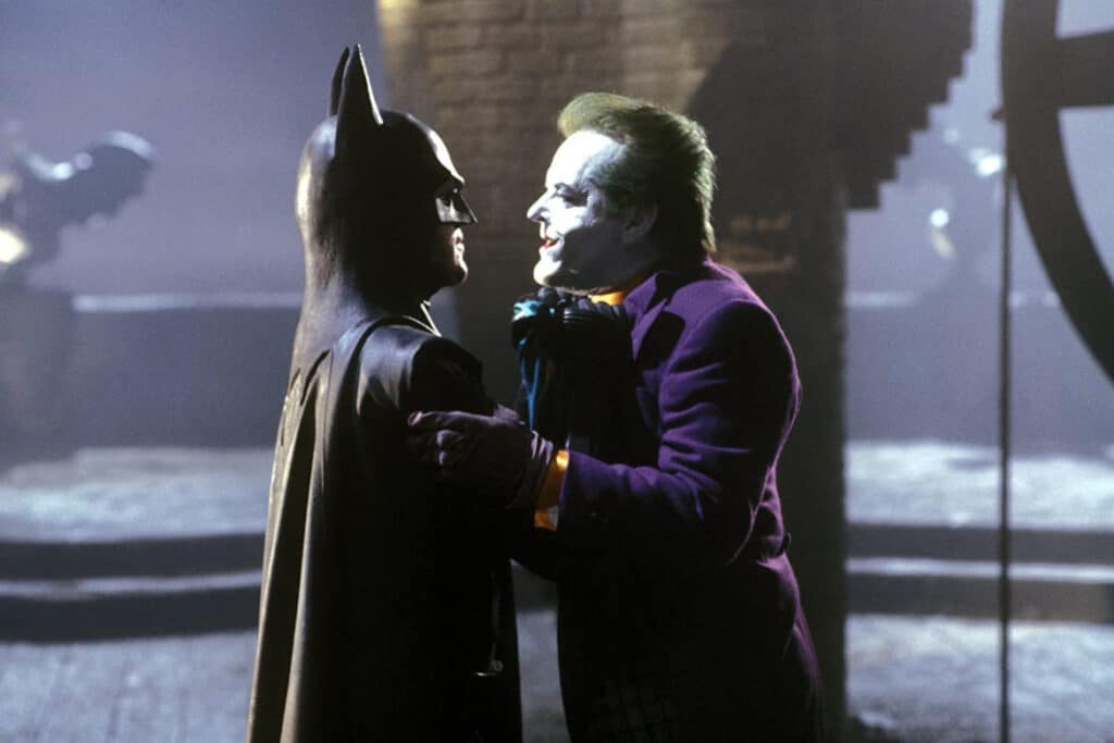 Jack Nicholson e Michael Keaton em uma das cenas finais de Batman (1989). Distribuição: Warner Bros. Pictures.