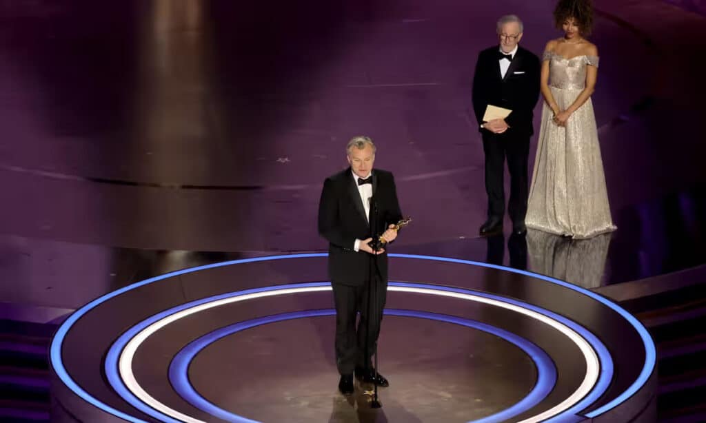 Christopher Nolan recebe o Oscar de Melhor Direção. Imagem: grazia.co.in