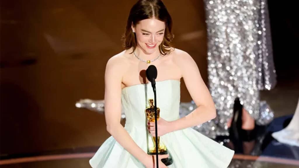 Emma Stone recebe o Oscar de Melhor Atriz. Imagem: grazia.co.in