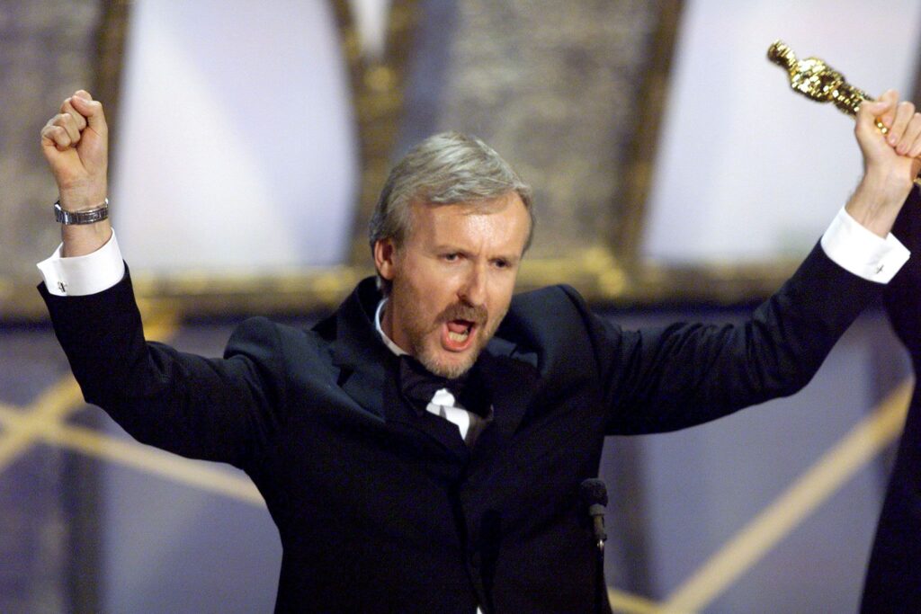 James Cameron recebe o Oscar de Melhor Diretor por seu trabalho em Titanic. Foto: Gary Hershorn/Reuters.