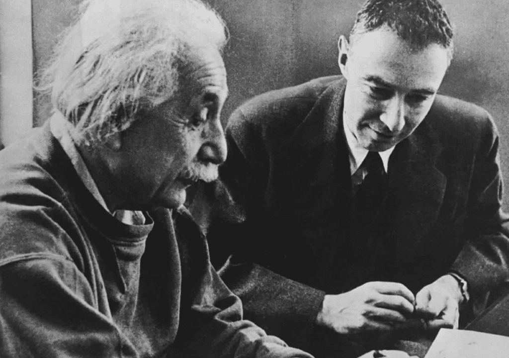 J. Robert Oppenheimer e Albert Einstein.