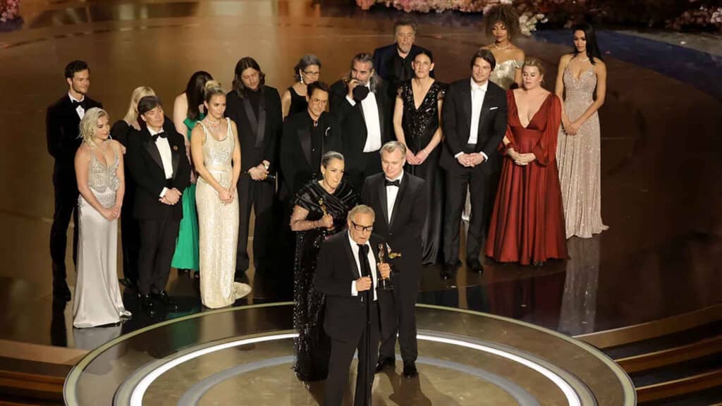 Elenco e equipe de produção de Oppenheimer recebem o Oscar de Melhor Filme. Imagem: grazia.co.in