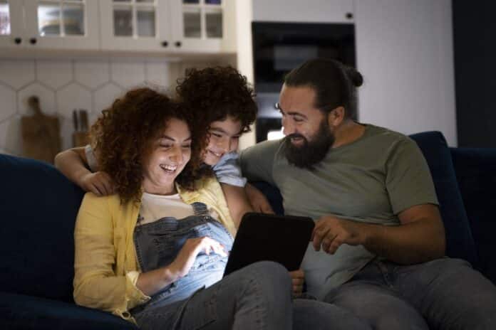 Família assistindo a serviços de streaming