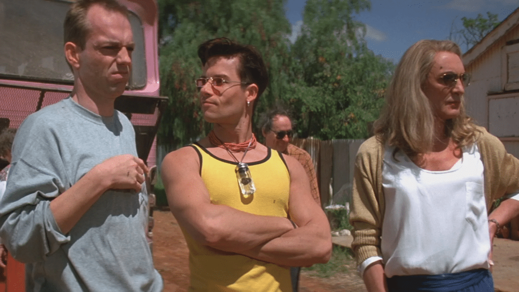 Da esquerda para a direita, Hugo Weaving, Guy Pearce e Terence Stamp em cena de Priscilla, a Rainha do Deserto. Distribuição: Roadshow Film Distributors.