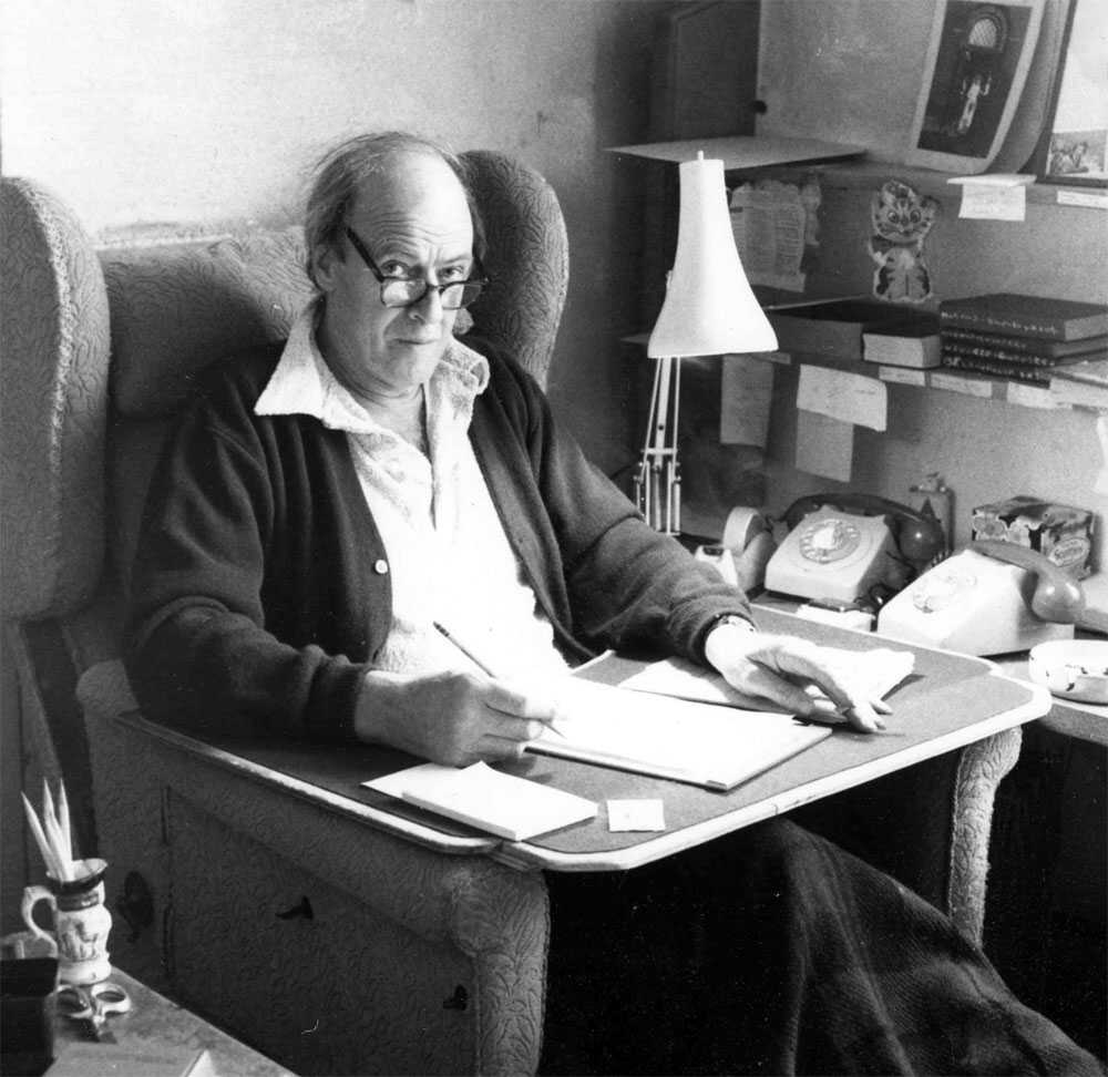 Roald Dahl em sua mesa de escrever. Créditos: The Roald Dahl Museum and Story Centre.