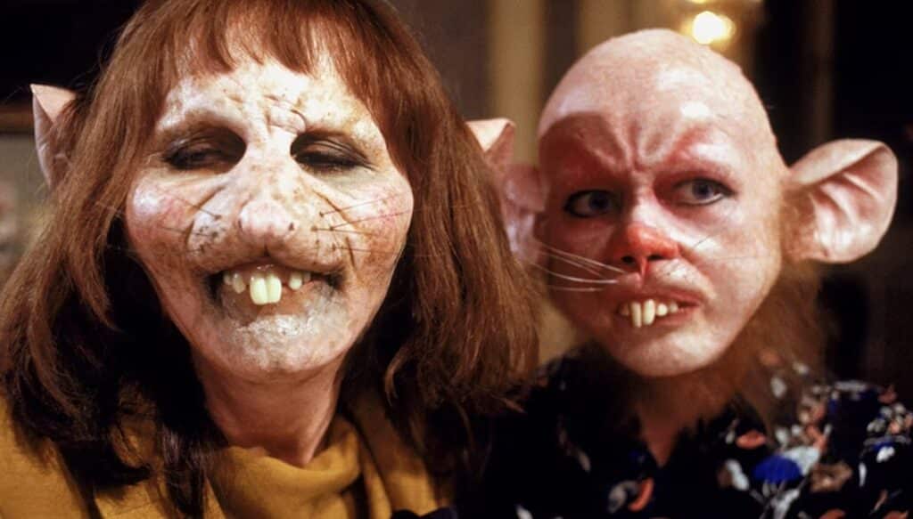 Duas bruxas, se transformando em ratos no final do filme. Distribuição: Warner Bros. Pictures.