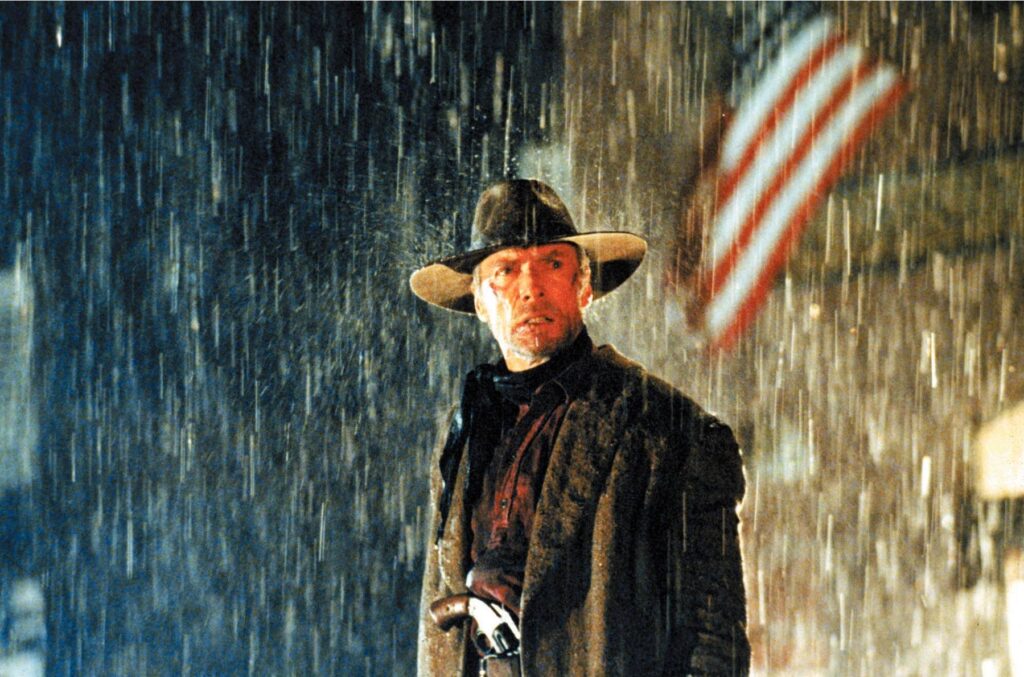 William Munny (Clint Eastwood) em uma das cenas finais de Os Imperdoáveis. Distribuição: Warner Bros.