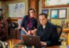 Jim Parsons e Mayim Bialik em episódio final de Young Sheldon